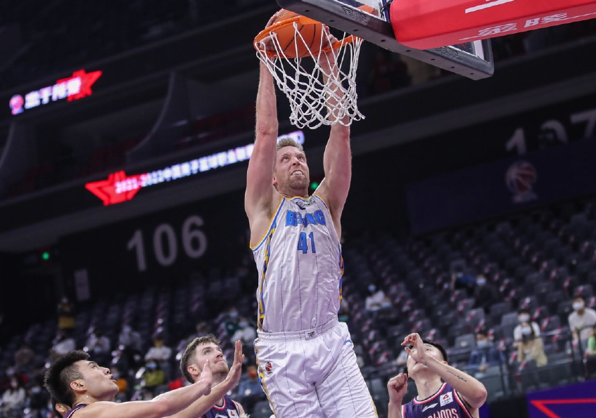 沙尔克在主场大胜对手，球迷心情大好